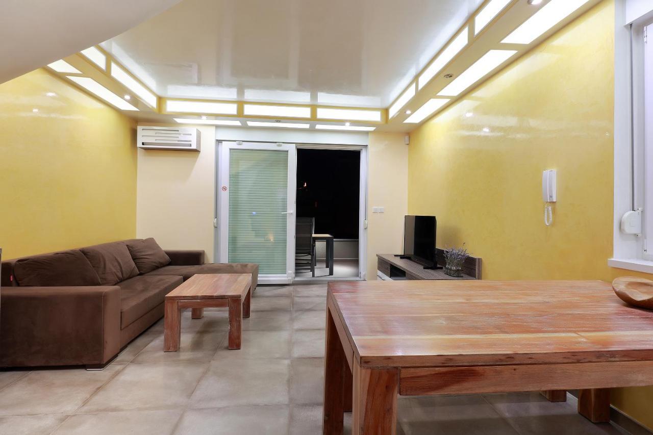 Villa Mainz Novalja Bagian luar foto