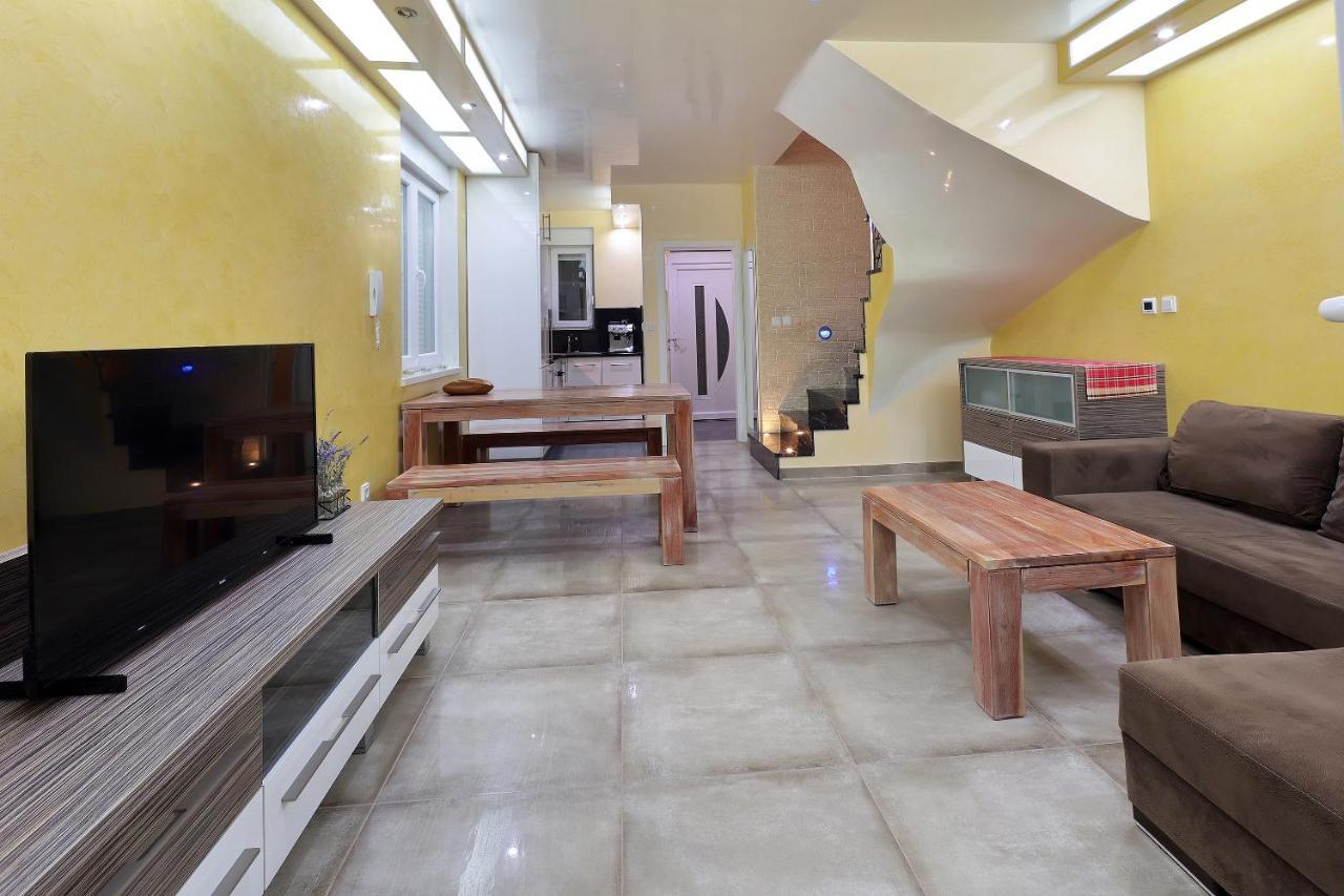 Villa Mainz Novalja Bagian luar foto