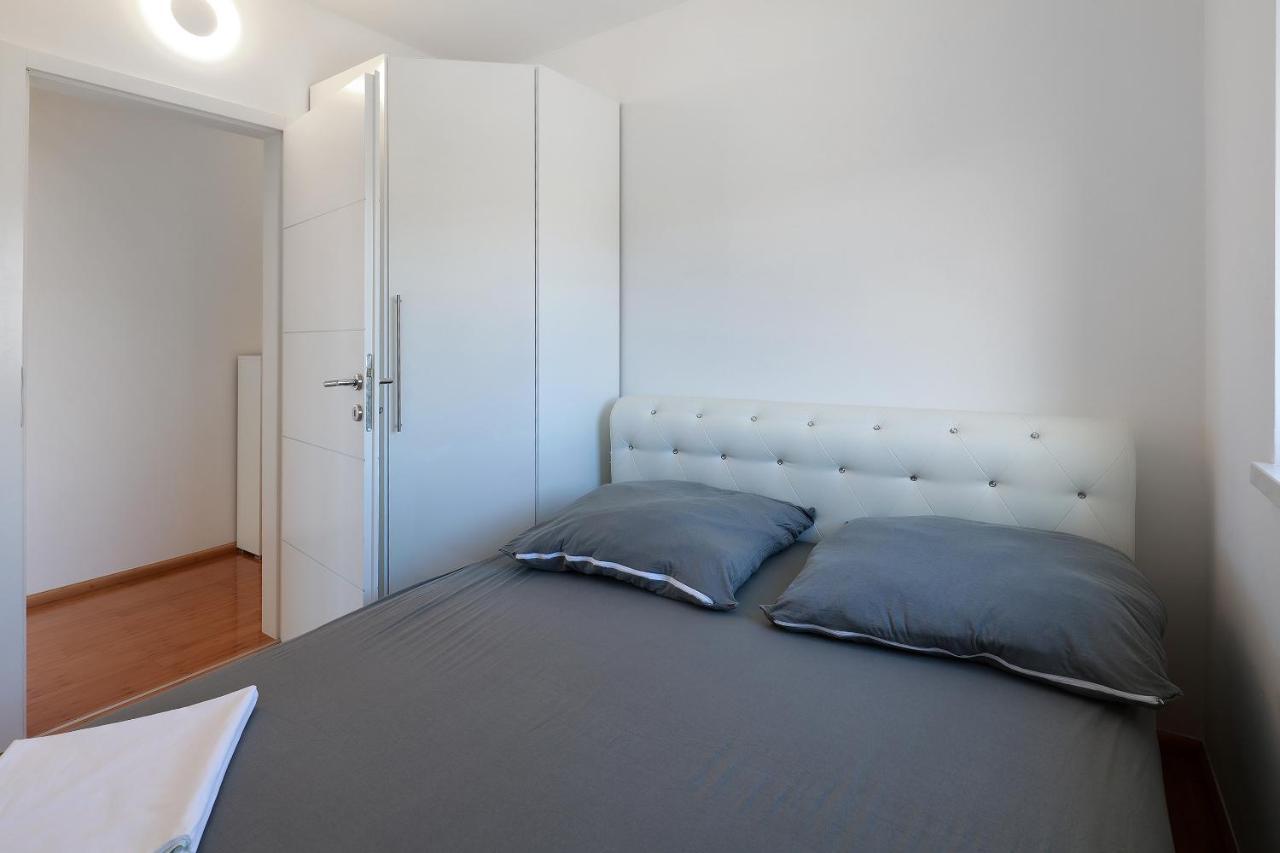 Villa Mainz Novalja Bagian luar foto